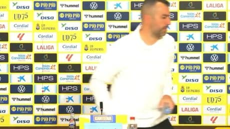 Plantón y portazo del entrenador de Las Palmas en plena rueda de prensa: &quot;Nosotros no nos rendimos&quot;