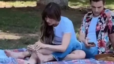 Ünlü oyuncu parkta eşinin tırnaklarını kesti