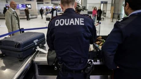 Une sénatrice LR contrôlée à l'aéroport de Roissy avec 110 cartouches de cigarettes non déclarées