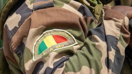 Au Mali, des djihadistes présumés attaquent des positions de l’armée dans sept villes