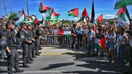 Belarra y Montero se suman a las protestas propalestinas que obligan a desviar la Vuelta
