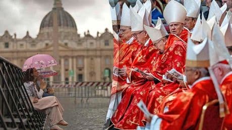 Spanning in Rome voor eerste stemronde en rook voor nieuwe paus