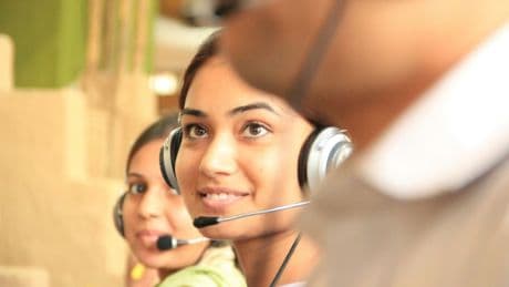 Centres d'appels en Inde: après avoir effacé l'accent des agents, l'IA répondra bientôt à leur place