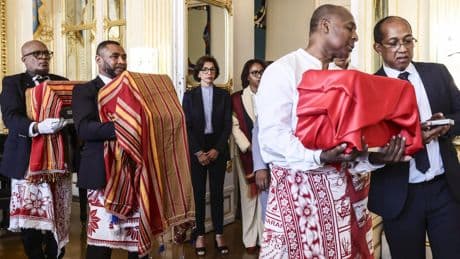 Francia devuelve tres cráneos de la época colonial a Madagascar, incluido uno atribuido a un rey