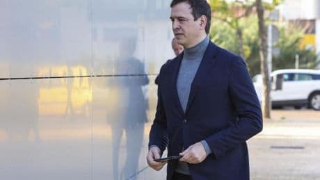 El hermano de Sánchez reclama a la jueza que le aclare su "radical cambio de criterio" al procesarle sin esperar a la Audiencia