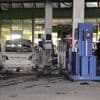 Auto brennt neben Zapfsäule aus: Mann mit Axt verschanzt sich in Tankstelle