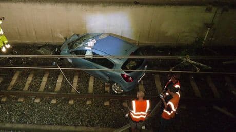 Unfall in Duisburg - Auto kracht 6 Meter tief in U-Bahn-Schacht