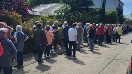 Sachsen-Anhalt: Menschen stehen stundenlang für Augenarzttermin an
