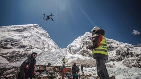 Népal: des drones révolutionnent le nettoyage des déchets sur l'Everest