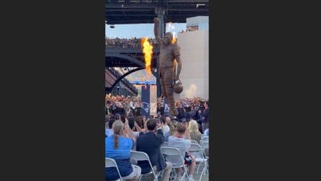 Feierlich enthüllt - Darum ist die Brady-Statue 5,18m groß