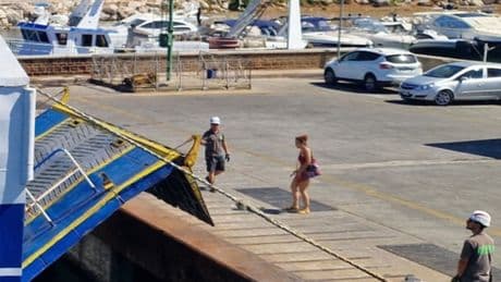 Turista perde di un soffio il traghetto a Pozzuoli: l'equipaggio la vede e riabbassa il portellone solo per lei