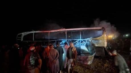 Al menos 76 muertos al incendiarse un autobús con migrantes afganos deportados de Irán