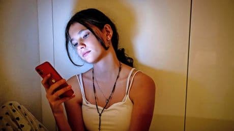 Artsen en wetenschappers pleiten voor verbod smartphone onder 14 jaar: ’Groeiende gezonds- en welzijnscrisis’