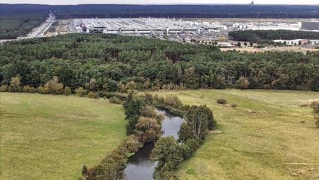 Tesla-Fabrik in Grünheide: Tesla unterschreibt neuen Vertrag zur Wassernutzung in Brandenburg