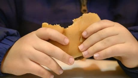 Neue Studie: Was Fast-Food-Werbung mit Ihrem Kind macht - nach nur 5 Minuten