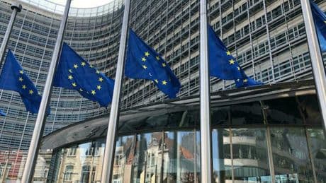 L?Ue taglia le stime: Pil Italia +0,7%. Balzano i rendimenti dei titoli Usa