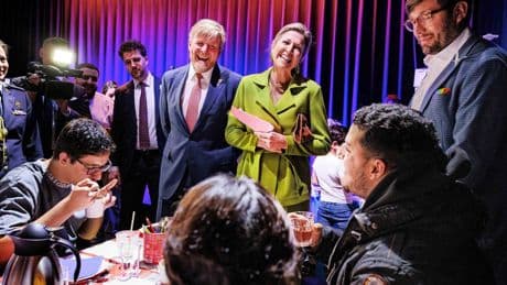 Vrolijke Vrijheidsmaaltijd met Willem-Alexander en Máxima: ’Het komt wel goed met Nederland’