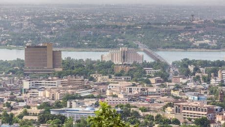 Mali: les partis politiques appellent à la mobilisation contre leur dissolution et pour la fin de la Transition