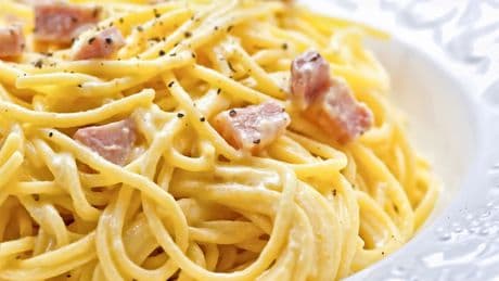 ¿Y si la receta de los espaguetis a la carbonara fuera más norteamericana que italiana?
