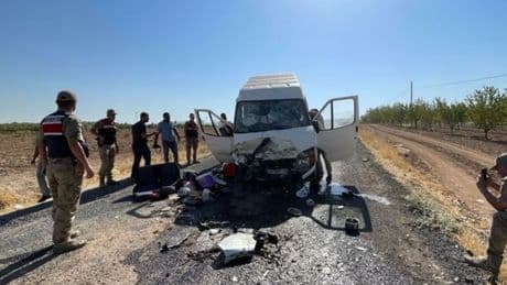 İşçi minibüsü ile otomobille çarpıştı: 15 yaralı