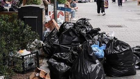 İzmir'de işçiler greve gitti, sokaklarda çöp yığınları oluştu