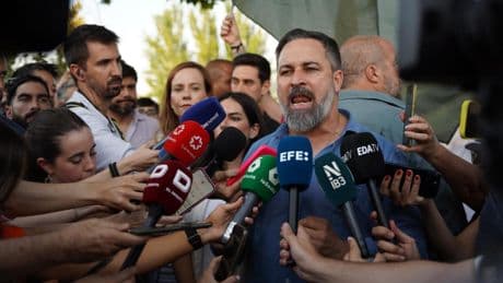 Abascal se suma a unos pocos cientos de radicales en la protesta frente a la Moncloa convocada por grupos ultra