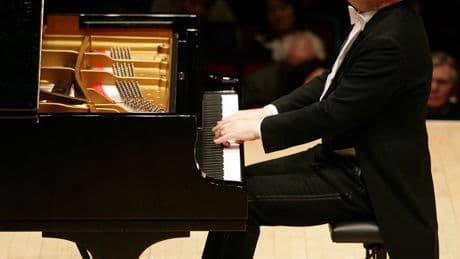 Alfred Brendel, Bravura Pianist Who Forged a Singular Path, Dies at 94
