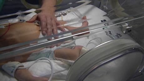 Amonestan a un pediatra en Bilbao por acompañar a una niña en estado terminal fuera del horario laboral