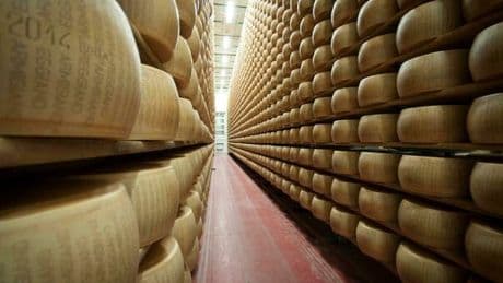 Dazi, i formaggi come il Parmigiano Reggiano esenti dalle tariffe statunitensi. Si tratta per il vino