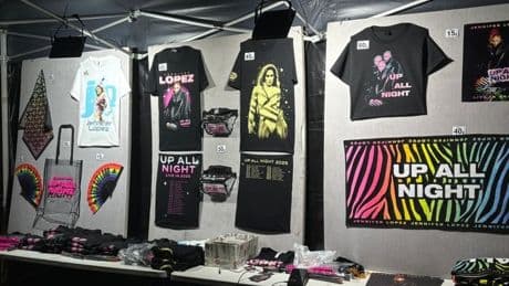 Camisetas por 80 euros, toallas a 40... así es el merchandising que Jennifer López trae a Bilbao