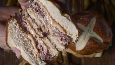 La hamburguesa que “le dio sentido a todo” y otras recetas del nuevo brunch de Dani García en Leña Barcelona
