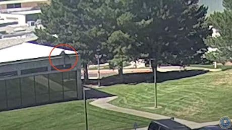 El FBI publica un vídeo del supuesto asesino de Charlie Kirk huyendo del lugar del tiroteo ante las dificultades para identificarlo y detenerlo