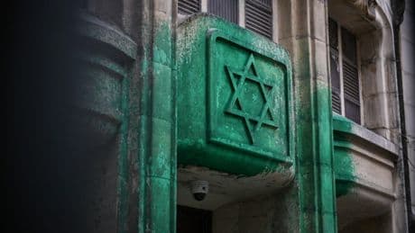 Dégradation de synagogues et du Mémorial de la Shoah : trois ressortissants Serbes interpellés