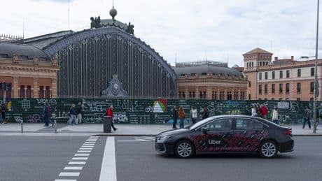 Consumo abre una investigación a las empresas de VTC como Uber y Cabify por subir sus precios durante el apagón
