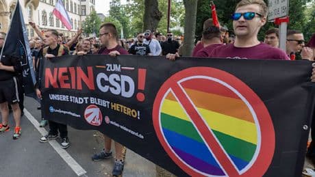 „Wir kriegen euch alle“, drohen die Neonazis den CSD-Teilnehmern