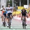 In de langste etappe van de Tour is Kimberley Le Court in de sprint te snel voor Vollering en Van der Breggen