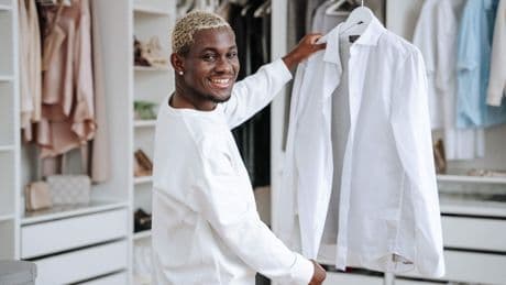 Gele transpiratievlekken in shirt of kussen? Dit kun je ertegen doen