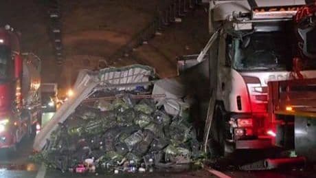 Kuzey Marmara Otoyolu'ndaki tünelde TIR devrildi, kilometrelerce kuyruk oluştu