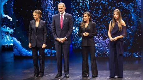 Königin Letizia und Prinzessin Leonor: Partnerlook bei Familienauftritt in Barcelona