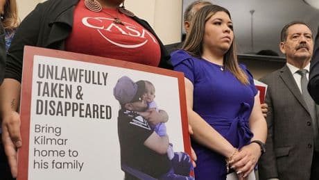 El migrante salvadoreño deportado "por error" volverá a EEUU para ser juzgado por tráfico de personas