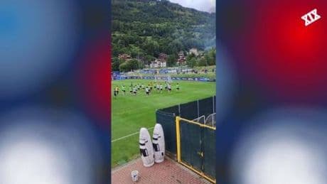 Sampdoria, la Sud a Ponte Di Legno: applausi alla squadra, cori contro Messina e Silvani | Video
