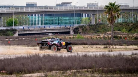 Carlos Sainz estrena MadRing, el circuito de F1 en Madrid, con su Ford para el Dakar antes de que arranquen las obras