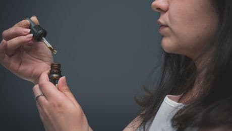 « Je peux de nouveau ouvrir ma main » : le cannabis médical commence à faire ses preuves dans la sclérose en plaques