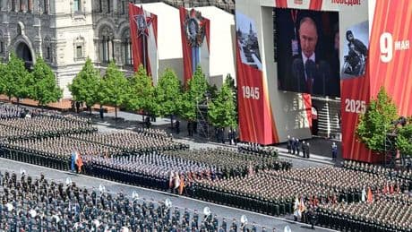 Weltkriegsgedenken: Putin rechtfertigt bei Militärparade Krieg gegen die Ukraine