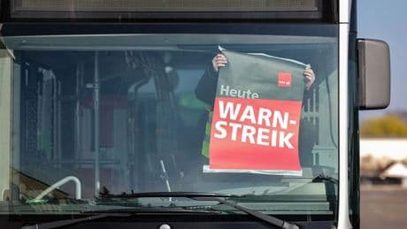 Tarifkonflikt: Kein Bus fährt los – Warnstreik legt ländliche Regionen lahm