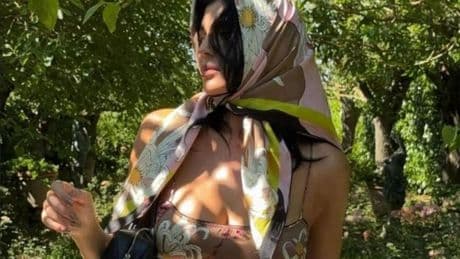 El pañuelo viral con el que Kylie Jenner sorprende en sus vacaciones es de firma española