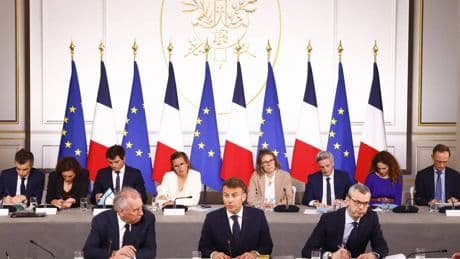 Le Borse restano alla finestra. Ma la Corte avverte Bruxelles: "Più flessibilità nel bilancio"