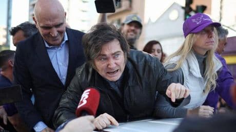 Javier Milei et sa sœur ciblés par des jets de projectiles à Buenos Aires