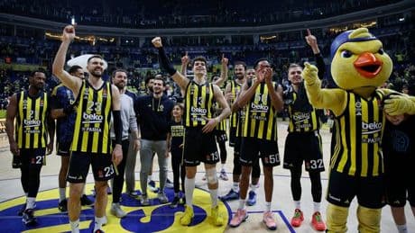 Fenerbahçe Beko Avrupa'nın zirvesinde! C.J. McCollum’dan Fenerbahçe soyunma odasına ziyaret: “Türk taraftarlar, sizi seviyorum”