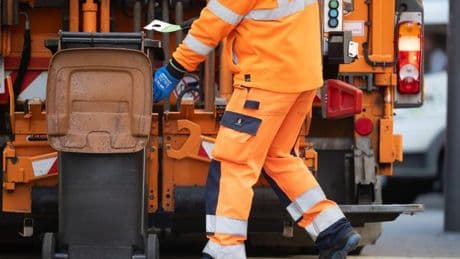 Entsorger ändern Arbeitsbeginn: Wegen Hitze: Die Müllabfuhr kommt vielerorts früher